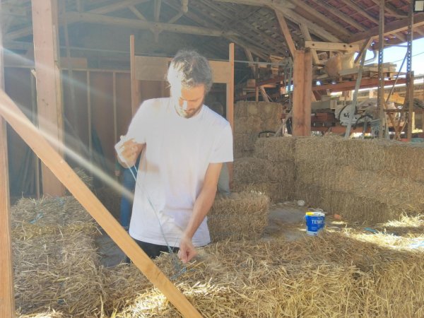 nouage des bottes aux coins des murs