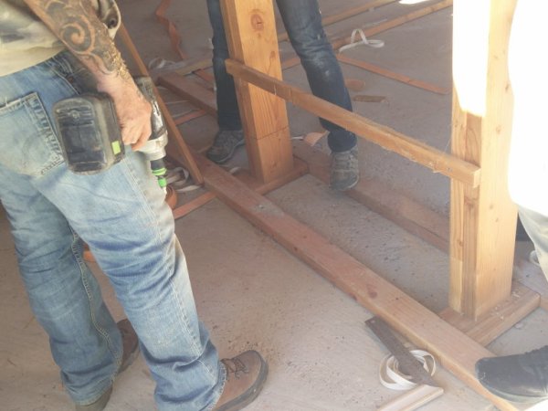 calage d'un précadre de porte