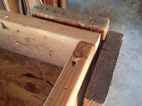 vissage de deux parties de la lisse haute